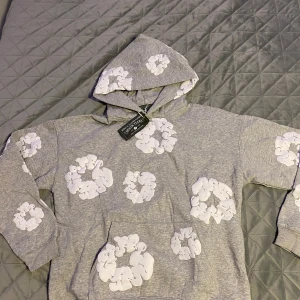 Helt ny denim tears - Helt nya med pris lapp anledningen för att jag säljer är att den är lite för stor för mig