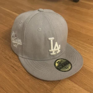 New Era LA Keps - Använd 2-3 gånger, fint skick och väldigt stilren, tyvärr för liten för mig, därav säljs den här 