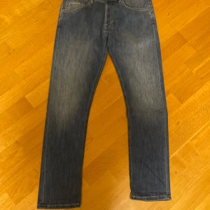 Dondup jeans - Säljer ett par blå Dondup jeans som är köpta i januari. Modellen är icon men jag skulle säga att passformen är ganska så slim fit. Jeansen är snålt använda och har inga tydliga tecken på användning. Nypris ligger på 3000. Mitt pris är inte hugget i sten och jag kan vara villiga att förhandla