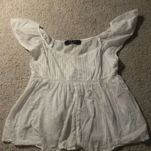 Vit blus med volangärm - Söt vit blus från Primark med korta volangärmar. 