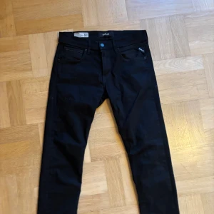 Replay slim fit jeans - Svarta replay jeans i slim fit, modellen är grover typ exakt som Anbass. Storlek: w30 l32