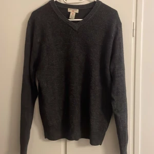 Svart v-ringad tröja från Dockers - Svart v-ringad tröja från Dockers i mjukt material. Tröjan har lång ärm och klassisk passform, perfekt för lager-på-lager. Enkel och stilren design som funkar till det mesta.