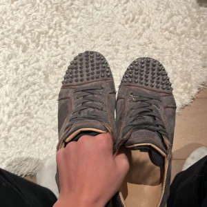 Loubs - Loubs med spikar gråa ganska bra skick sulan bak är lite förstörd för jag har använt dom mycket. Dom passar till allt nästan 