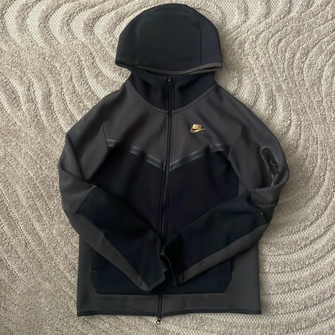 Svart vindjacka från Nike med huva