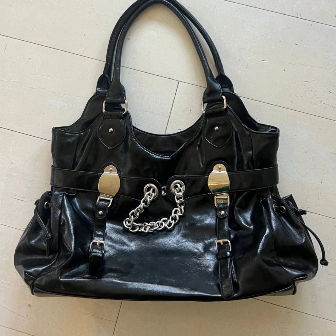 Svart axelväska med kedjedetaljer - 92