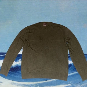 Oscar Jacobson Tröja - Stickad tröja från Oscar Jacobson (7% Kashmir). Mycket fint skick. Storlek M men sitter som S. Pris endast 399kr. ✅Hör av er vid funderingar🙌