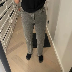 Gråa jeans - Säljer ett par gråa jeans från Zara storlek 36