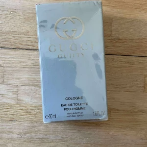 Gucci Guilty Pour Homme 50ml - Gucci Guilty Pour Homme cologne, 50ml eau de toilette. Tillverkad i Spanien. Ingredienser: alkohol denat., aqua, parfum, geraniol, citronellol, limonene, citral m.fl. Perfekt för dig som vill sticka ut med en ikonisk doft från Gucci.