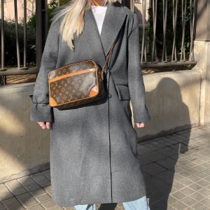 Grå kappa - Säljer denna superfina gråa oversized kappa från Gina tricot! Köpte på Plick för 2 år sedan och har knappt använts sen dess. Nyskick. Ordinariepris 1200kr. 