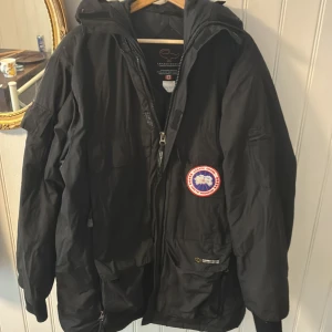 Svart dunjacka från CanadaGoose - Priset kan diskuteras vid snabb affär 