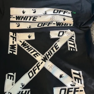 Off white t-shirt - Säljer en stilren jätte snygg off white t-shirt i storlek small. 9/10 skick knappt använd! Den har den klassiska designen på ryggen och är sjukt snygg om man vill sticka ut från allmänheten! Priset ej hugget i sten så kom med förslag!