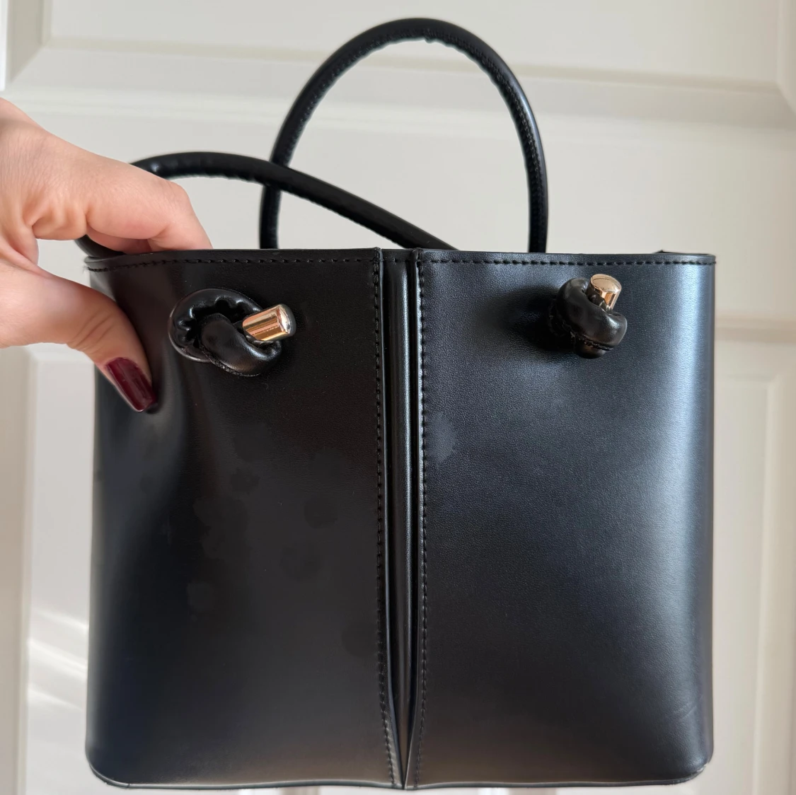 Svart stilren handväska i skinn - 2