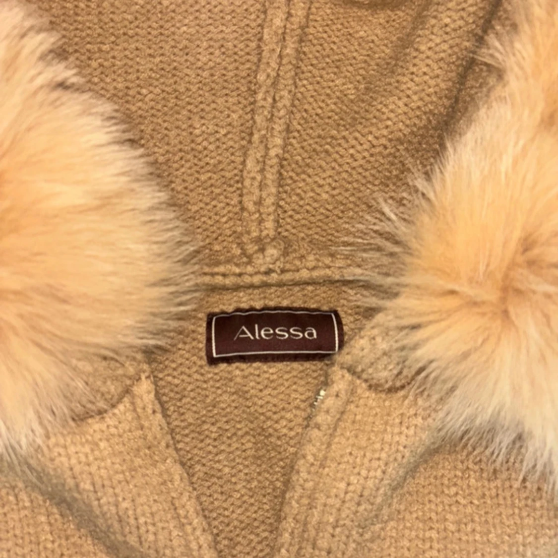 Beige hoodie med päls från Alessa - 2