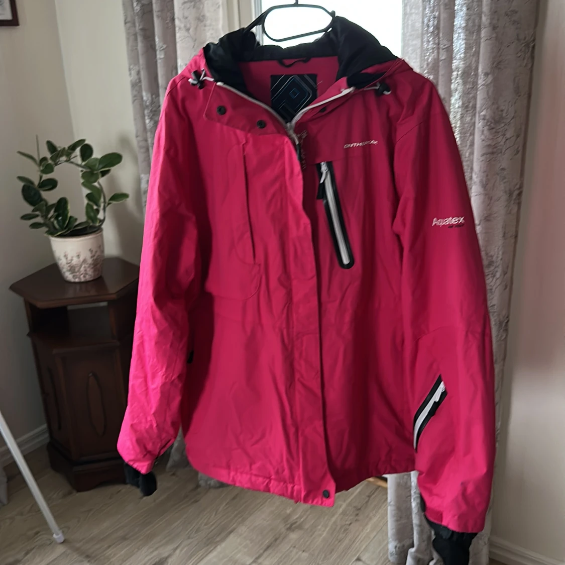 Rosa vindjacka från On The Peak