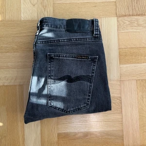Nudie Jeans Lean Dean  - Riktigt snygga Nudie jeans i modellen Lean Dean och storlek W30/L32. Jeansen har inga defekter och vid frågor eller funderingar är det bara att höra av sig!