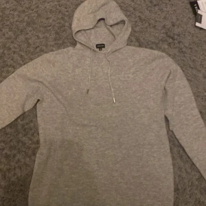 Kashmir hoodie - Säljer en stilren grå kashmir hoodie från Vernando i storlek M.  Fick den i present, har redan en liknande och har använt den en gång så tänkte att de osjysst att retundera den så säljer den här på plick. Den är 100% kashmir och riktigt sjysst för vintern.