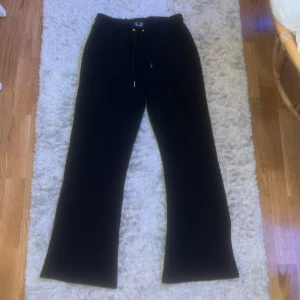 Svarta mjukisbyxor BoohooMAN S - Svarta mjukisbyxor från BoohooMAN i storlek S. Skön passform. Bra material och nästan aldrig använda. 