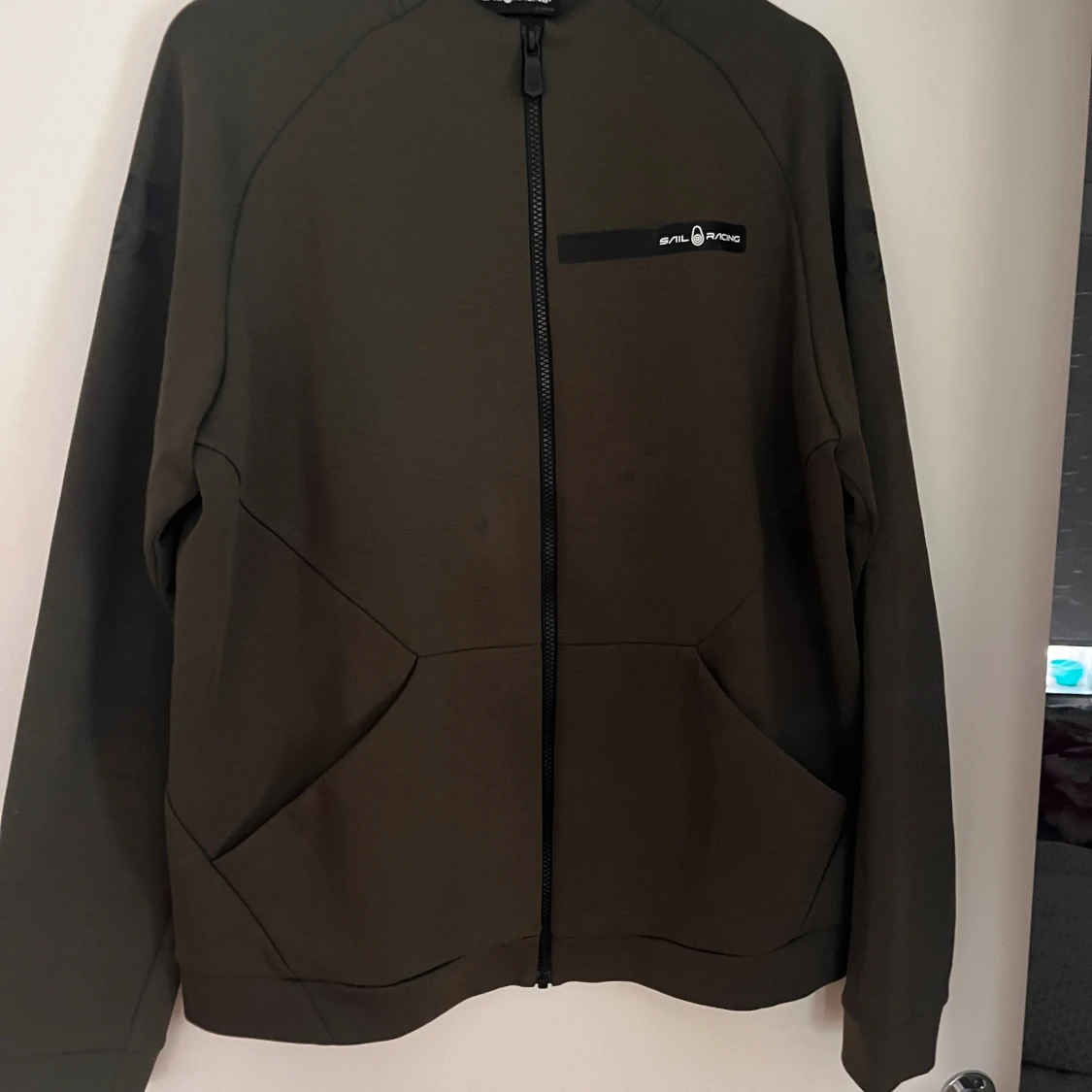 Olivgrön ziptröja från Sail Racing