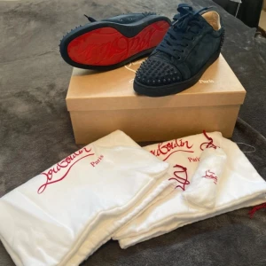 Christian Louboutin skor - Hej! Säljer ett par nya Christian Louboutin skor i färgen marinblå storlek 42 passar även 43 väldigt fräscha skick 9,5/10 tveka inte för att höra av er /// 