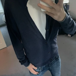 Cardigan - Snygg Cardigan i perfekt skick, utan defekter eller nopper. Storleken är XL mem den sitter som en M. 