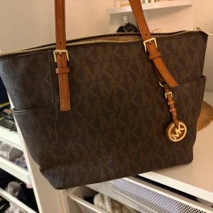  Micheal Kors väska - Mk väska som ny skick knappt använd! Äkta såklart!