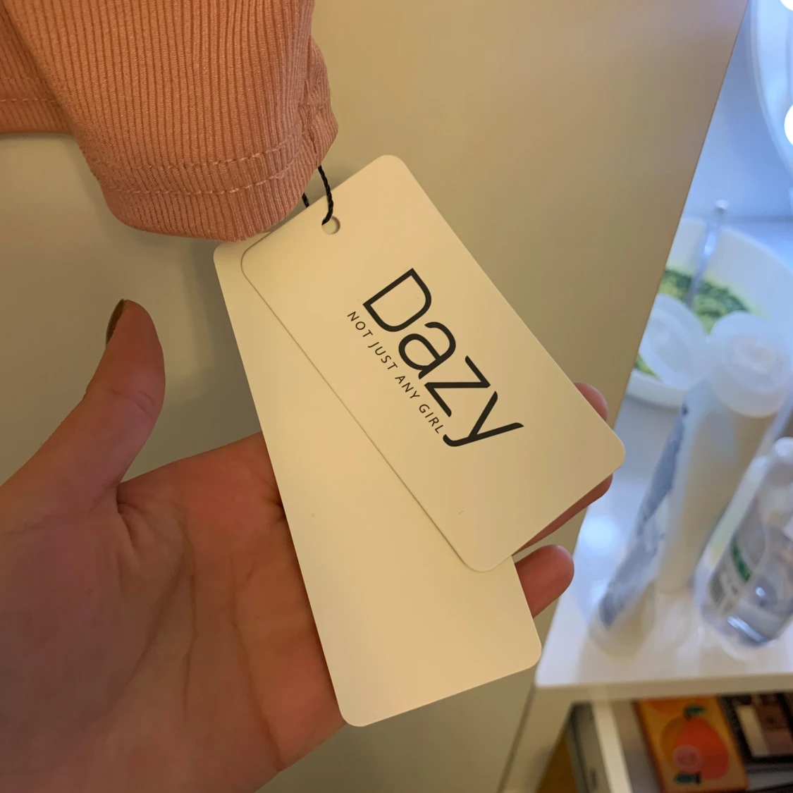 Rosa ribbad topp med cut-out från Dazy - 1