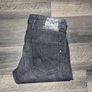 Replay Anbass jeans  - Snygga svarta Replay Anbass jeans i slim fit med klassisk femficksdesign. Jeansen har mörk tvätt, raka ben och diskreta detaljer. Tillverkade i stretchig bomullsdenim för en bekväm passform. Perfekta för dig som gillar stilrena och moderna jeans. Midja 42cm, längd 106cm. JAG SKICKAR INGA FLER BILDER PÅ NÄR JAG BÄR JEANSEN :)s2