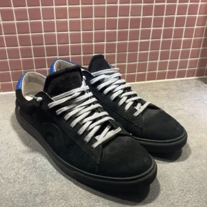 Oliver cabell skor - Mörkblå Oliver cabell low 1 skor med vita snören och blåa detaljer. Riktigt feta nu till vintern!