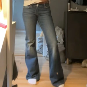Blå bootcut jeans med låg midja - Snygga blå jeans med bootcut och låg midja. Jeansen är från weekday i modellen Nova. Jag har lämnat in de till weekday för att sy upp de så de passar någon som är ungefär 160-165.