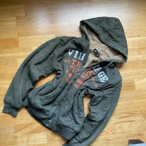 Vintage hollister inspirerad  zip up med foder M - Säljer denna mysiga zip up, som är perfekt inför hösten. Den är väldigt tjock med orangea detaljer.   - Medium  - väldigt bra skick  -  Clean look  - bomull  Vid frågor hör av dig!