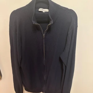 Tjocktröja - En stilren tröja från S.C.W Madeira for you. Den har ett litet hål i armhålan (syns ej vid användning) Tveka inte på att höra av er vid frågor eller prisförslag!