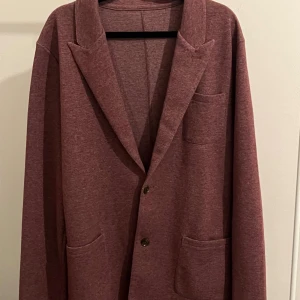 John Henric kavaj  - John Henric kavaj i 80% bomull 20% nylon i storlek XL men sitter snarare som en något större L.  En knapp sitter lite löst men det kan man fixa lätt och darför jag även säljer så billigt. Nypris 2500kr