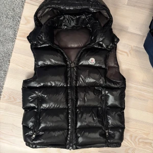 Moncler Maya väst dun  - Passar M och L den är ”yäni äkta” väldigt snygg & skön inga tecken på använding basically + NFC kod funkar då och då och huva går att ta av