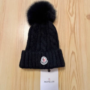 Moncler Mössa - Tjena! Säljer denna helt oanvända moncler mössan till ett super pris!🤩