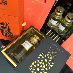 Kända parfymer  -  Eau de Parfum på 50 ml. Snygg förpackning med modern vibe, perfekt för dig som vill sticka ut med stil. Gjorda av kända parfymer 