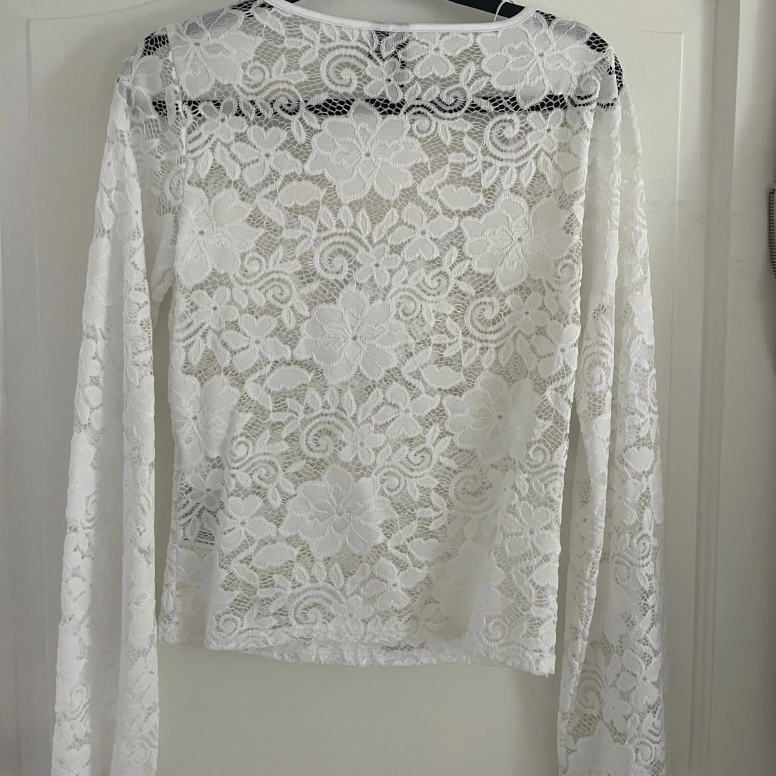 Vit spetsblus med snörning från Pieces - 1