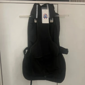 Svart hundtäcke från Canelana - Svart hundtäcke från Canelana med reflekterande detaljer. Säljer för den va för liten för våran 25kilos vovve.