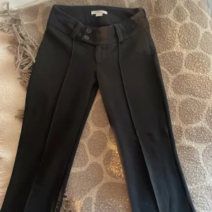 Kostymbyxor från Gina Young  - Säljer dessa super vackra kostymbyxor från Gina yong 💞 materialet är mjukt och ser väldigt snygga ut!