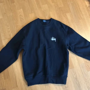 Stussy sweatshirt - Det är en svart stussy sweatshirt i storlek small. Jag köpte den i en butik i kalmar. Är självklart äkta. Nypris ligger på omkring 1500. Den är nästintill oanvänd den har bara legat i en garderob i över ett år. Kan gå ner i pris vid snabb affär.