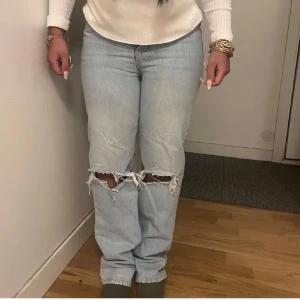 Ljusblå raka jeans med slitna knän - Säljer ett par ljusblå jeans med raka ben och snygga slitningar över knäna. Fri frakt just nu