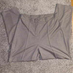 Gråa kostymbyxor  - Gråa kostymbyxor med raka ben. Använd ett fåtal gånger