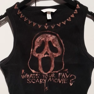 Scream topp - En svart topp med ett blekt Scream tryck.