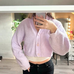 Lila stickad kofta - Lite kortare stickad kofta från Nelly💕
