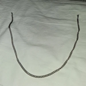 Silver kedja  - Säljer silver kedja väldigt nice att ha på sig och så är den väldigt snygg. säljer tyvärr bara i Västerås eller i närheten av det och så kan jag inte frakta. OBS jag vet inte om det är äkta.
