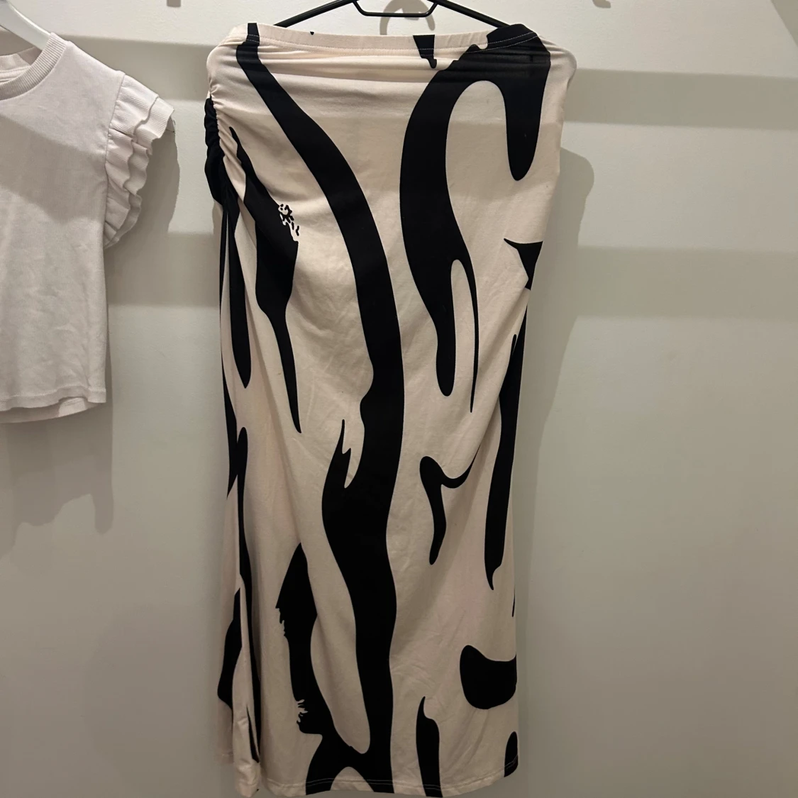 Beige långkjol med svart zebramönster