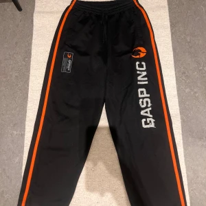 Svarta GASP INC träningsbyxor  - Svarta mjukisbyxor från GASP INC i storlek M som är väldigt lite andvända i nyskick.
