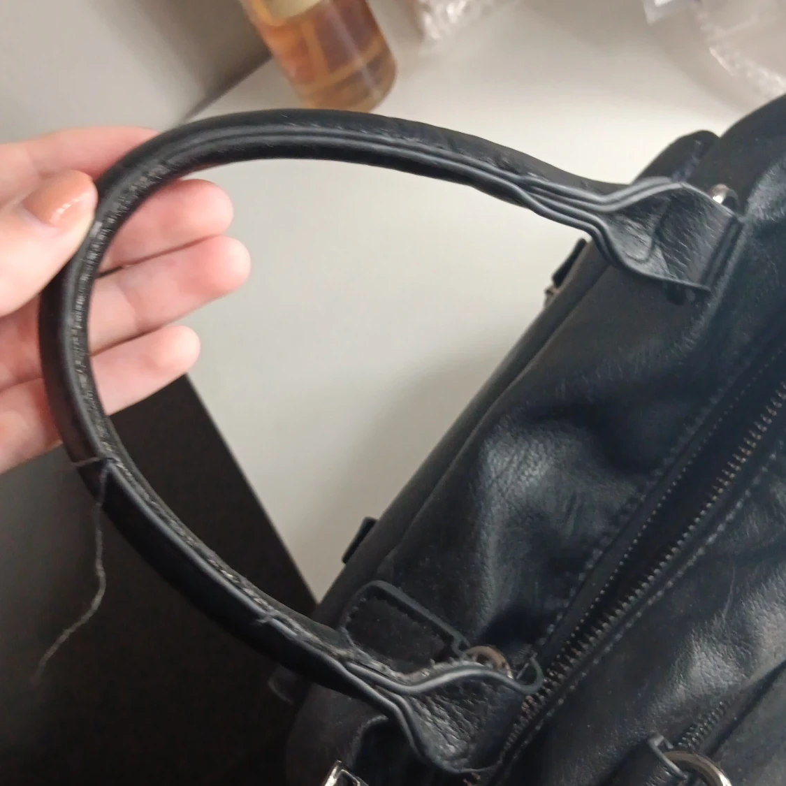 Svart axelväska med spännen - 2