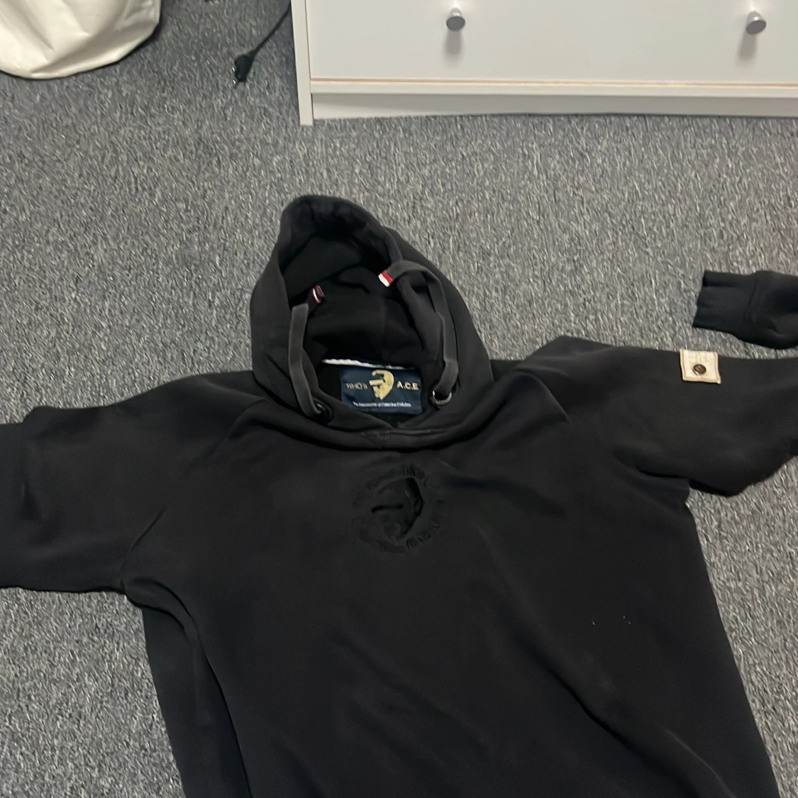 Svart hoodie från WHO'S A.C.E