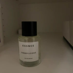 Cherrylicious - Essnce cherrylicious sprayat ett fåtal gångar som ny