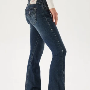 True religion jeans - INTRESSEKOLL!! True religion jeans i modellen ”Joey flare crystal” som är som nya. Använda 2ggr. De är i den lågmidjade modellen och i storlek w23. Finns ej att få tag på längre då de är slutsålda inprincip överallt. Skriv gärna till mig innan ni trycker på köp nu💕